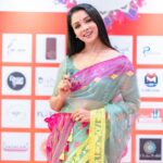 Runa Khan Instagram – @her.etrade এর এক্সজিবিশন এ সকল উদ্যোক্তারা সেদিন একটু অবাকই হয়েছিলেন, কি করে ৫ ঘন্টা হেঁটে,৫১ টা স্টলের প্রতিটিতে আমি যেতে পারলাম এবং সবার সাথে সময় কাটাতে পারলাম..

আর আমি ভীষণ অবাক হয়ে মনে-মনে ভাবছিলাম আপনারা কি করে সকল রকম প্রতিকুলতা পার হয়ে, দেশের বিভিন্ন জায়গা থেকে এসে, টানা তিন দিন ৩০-৩৬ ঘন্টা দাঁড়িয়ে থেকে হাসিমুখে নিজেদের তৈরি শিল্পকে সকলের সামনে এত সুন্দর করে উপস্থাপন করে যাচ্ছেন..!

আপনারা যদি ভেবে থাকেন, আমি আপনাদের উৎসাহ দিতে গিয়েছিলাম.. সেটি ভুল !

আমি মূলত আপনাদের সকলের কাছ থেকে নিজের কাজের প্রতি ভালোবাসা,উৎসাহ,কর্মউদ্দীপনা,জীবনীশক্তি ধার করতে গিয়েছিলাম..!!

আপনাদের দেখে সকল নারী শ্রম দিয়ে,স্বপ্ন দেখে,স্বপ্ন পূরণ করার পথে হাঁটুক..

আমার প্রাণঢালা ভালোবাসা-শ্রদ্ধা-শুভকামনা আপনাদের জন্য..

সকল নারীর স্বপ্ন পূরণ হোক ❤️

বিশেষ ধন্যবাদ ফেরদৌসি রিতা & Waresa Khanam Prity 
এত ভালোবেসে,এত আদর দিয়ে এমন সুন্দর একটা অভিজ্ঞতা আমাকে উপহার দেবার জন্য 😇

জামদানী- @tabeebaalam by Ayesha Siddika Tumpa
প্রিয় রিক্সা গহনা – @mollika_official by Oliva Biswas
মেকআপ- @signature.look.by.samia by Samia Rahman Khan