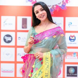 Runa Khan Instagram - @her.etrade এর এক্সজিবিশন এ সকল উদ্যোক্তারা সেদিন একটু অবাকই হয়েছিলেন, কি করে ৫ ঘন্টা হেঁটে,৫১ টা স্টলের প্রতিটিতে আমি যেতে পারলাম এবং সবার সাথে সময় কাটাতে পারলাম..

আর আমি ভীষণ অবাক হয়ে মনে-মনে ভাবছিলাম আপনারা কি করে সকল রকম প্রতিকুলতা পার হয়ে, দেশের বিভিন্ন জায়গা থেকে এসে, টানা তিন দিন ৩০-৩৬ ঘন্টা দাঁড়িয়ে থেকে হাসিমুখে নিজেদের তৈরি শিল্পকে সকলের সামনে এত সুন্দর করে উপস্থাপন করে যাচ্ছেন..!

আপনারা যদি ভেবে থাকেন, আমি আপনাদের উৎসাহ দিতে গিয়েছিলাম.. সেটি ভুল !

আমি মূলত আপনাদের সকলের কাছ থেকে নিজের কাজের প্রতি ভালোবাসা,উৎসাহ,কর্মউদ্দীপনা,জীবনীশক্তি ধার করতে গিয়েছিলাম..!!

আপনাদের দেখে সকল নারী শ্রম দিয়ে,স্বপ্ন দেখে,স্বপ্ন পূরণ করার পথে হাঁটুক..

আমার প্রাণঢালা ভালোবাসা-শ্রদ্ধা-শুভকামনা আপনাদের জন্য..

সকল নারীর স্বপ্ন পূরণ হোক ❤️

বিশেষ ধন্যবাদ ফেরদৌসি রিতা & Waresa Khanam Prity 
এত ভালোবেসে,এত আদর দিয়ে এমন সুন্দর একটা অভিজ্ঞতা আমাকে উপহার দেবার জন্য 😇

জামদানী- @tabeebaalam by Ayesha Siddika Tumpa
প্রিয় রিক্সা গহনা - @mollika_official by Oliva Biswas
মেকআপ- @signature.look.by.samia by Samia Rahman Khan
