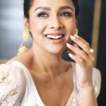 Runa Khan Instagram - আলগা করো গো খোঁপার বাঁধন..🕊️ জামদানী- @taqwausa ঝুমকা- @mollika_official ব্লাউজ & বেল্ট- @dustcoat_blouz মেকআপ- @farhanachaity_official 📸- @md_sajib_79 Shoot coordination- @almasidrono #মেরিলপ্রথমআলো২০২৩ #runakhan