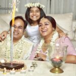 Runa Khan Instagram - ১২ বছর... যে স্নেহ,যত্ন,ভালোবাসা,গুরুত্ব,সম্মান,আদর আমার প্রতি তুমি দেখিয়েছো এই বারো বছরে কখনো কখনো মনে হয়েছে আমার মা-বাবা’ও এভাবে আমার প্রতি অনুভুতির প্রকাশটা দেখাতে পারেনি.. যদিও আমি আমার বাবা-মার অতীব আদরের একমাত্র মেয়ে..😊 এবং আমি নিশ্চিত যে পরিমান মমতা ও দরদ নিয়ে তুমি আমার পিছে-পিছে ঘুরতে থাকো আমার একমাত্র সন্তানও কখনো এমন মমতা আর দরদে আমাকে আগলে রাখতে পারবে না.. জাগতিক আমার প্রায় সকল শখ-আহ্লাদ-চাওয়াই তুমি পূর্ণ করে ফেলেছো, তেমন কিছুই আর চাইবার নেই.. শুধু সুস্থ থাকো..আমার আর মেয়ের সাথে অনেক অনেক বছর বেঁচে থাকো.. ব্যাস এটুকুই চাওয়া.. শুভ কাগজ-কলম দিবস আমার EW ❤️ (বি.দ্র- এর মানে এই নয় যে,আমরা ঝগড়া-ঝাটি, রাগা-রাগি করে প্লেট-গ্লাস ভাঙি নাই কখনো.. প্লেট-গ্লাস ভাংচুর অতীতেও চলেছে ভবিষ্যতেও চলবে ইনশাআল্লাহ ..😏)