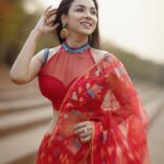 Runa Khan Instagram - কৃষ্ণচূড়ার বনে বনে আগুন লেগেছে.. ❤️ #runakhan জামদানী - @taqwausa ব্লাউজ- @dustcoat_blouz Shoot Coordinator- @almasidrono 📸- @noorphoto69