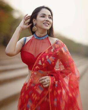 Runa Khan Instagram - কৃষ্ণচূড়ার বনে বনে আগুন লেগেছে.. ❤️

#runakhan

জামদানী - @taqwausa 
ব্লাউজ- @dustcoat_blouz 

Shoot Coordinator- @almasidrono 
📸- @noorphoto69