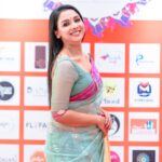 Runa Khan Instagram – @her.etrade এর এক্সজিবিশন এ সকল উদ্যোক্তারা সেদিন একটু অবাকই হয়েছিলেন, কি করে ৫ ঘন্টা হেঁটে,৫১ টা স্টলের প্রতিটিতে আমি যেতে পারলাম এবং সবার সাথে সময় কাটাতে পারলাম..

আর আমি ভীষণ অবাক হয়ে মনে-মনে ভাবছিলাম আপনারা কি করে সকল রকম প্রতিকুলতা পার হয়ে, দেশের বিভিন্ন জায়গা থেকে এসে, টানা তিন দিন ৩০-৩৬ ঘন্টা দাঁড়িয়ে থেকে হাসিমুখে নিজেদের তৈরি শিল্পকে সকলের সামনে এত সুন্দর করে উপস্থাপন করে যাচ্ছেন..!

আপনারা যদি ভেবে থাকেন, আমি আপনাদের উৎসাহ দিতে গিয়েছিলাম.. সেটি ভুল !

আমি মূলত আপনাদের সকলের কাছ থেকে নিজের কাজের প্রতি ভালোবাসা,উৎসাহ,কর্মউদ্দীপনা,জীবনীশক্তি ধার করতে গিয়েছিলাম..!!

আপনাদের দেখে সকল নারী শ্রম দিয়ে,স্বপ্ন দেখে,স্বপ্ন পূরণ করার পথে হাঁটুক..

আমার প্রাণঢালা ভালোবাসা-শ্রদ্ধা-শুভকামনা আপনাদের জন্য..

সকল নারীর স্বপ্ন পূরণ হোক ❤️

বিশেষ ধন্যবাদ ফেরদৌসি রিতা & Waresa Khanam Prity 
এত ভালোবেসে,এত আদর দিয়ে এমন সুন্দর একটা অভিজ্ঞতা আমাকে উপহার দেবার জন্য 😇

জামদানী- @tabeebaalam by Ayesha Siddika Tumpa
প্রিয় রিক্সা গহনা – @mollika_official by Oliva Biswas
মেকআপ- @signature.look.by.samia by Samia Rahman Khan
