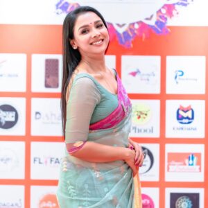 Runa Khan Instagram - @her.etrade এর এক্সজিবিশন এ সকল উদ্যোক্তারা সেদিন একটু অবাকই হয়েছিলেন, কি করে ৫ ঘন্টা হেঁটে,৫১ টা স্টলের প্রতিটিতে আমি যেতে পারলাম এবং সবার সাথে সময় কাটাতে পারলাম..

আর আমি ভীষণ অবাক হয়ে মনে-মনে ভাবছিলাম আপনারা কি করে সকল রকম প্রতিকুলতা পার হয়ে, দেশের বিভিন্ন জায়গা থেকে এসে, টানা তিন দিন ৩০-৩৬ ঘন্টা দাঁড়িয়ে থেকে হাসিমুখে নিজেদের তৈরি শিল্পকে সকলের সামনে এত সুন্দর করে উপস্থাপন করে যাচ্ছেন..!

আপনারা যদি ভেবে থাকেন, আমি আপনাদের উৎসাহ দিতে গিয়েছিলাম.. সেটি ভুল !

আমি মূলত আপনাদের সকলের কাছ থেকে নিজের কাজের প্রতি ভালোবাসা,উৎসাহ,কর্মউদ্দীপনা,জীবনীশক্তি ধার করতে গিয়েছিলাম..!!

আপনাদের দেখে সকল নারী শ্রম দিয়ে,স্বপ্ন দেখে,স্বপ্ন পূরণ করার পথে হাঁটুক..

আমার প্রাণঢালা ভালোবাসা-শ্রদ্ধা-শুভকামনা আপনাদের জন্য..

সকল নারীর স্বপ্ন পূরণ হোক ❤️

বিশেষ ধন্যবাদ ফেরদৌসি রিতা & Waresa Khanam Prity 
এত ভালোবেসে,এত আদর দিয়ে এমন সুন্দর একটা অভিজ্ঞতা আমাকে উপহার দেবার জন্য 😇

জামদানী- @tabeebaalam by Ayesha Siddika Tumpa
প্রিয় রিক্সা গহনা - @mollika_official by Oliva Biswas
মেকআপ- @signature.look.by.samia by Samia Rahman Khan