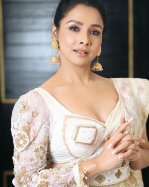 Runa Khan Instagram - আলগা করো গো খোঁপার বাঁধন..🕊️

জামদানী- @taqwausa 
ঝুমকা- @mollika_official 
ব্লাউজ & বেল্ট- @dustcoat_blouz 
মেকআপ- @farhanachaity_official 
📸- @md_sajib_79 
Shoot coordination- @almasidrono 

#মেরিলপ্রথমআলো২০২৩
#runakhan