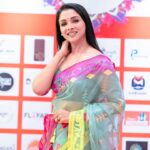 Runa Khan Instagram – @her.etrade এর এক্সজিবিশন এ সকল উদ্যোক্তারা সেদিন একটু অবাকই হয়েছিলেন, কি করে ৫ ঘন্টা হেঁটে,৫১ টা স্টলের প্রতিটিতে আমি যেতে পারলাম এবং সবার সাথে সময় কাটাতে পারলাম..

আর আমি ভীষণ অবাক হয়ে মনে-মনে ভাবছিলাম আপনারা কি করে সকল রকম প্রতিকুলতা পার হয়ে, দেশের বিভিন্ন জায়গা থেকে এসে, টানা তিন দিন ৩০-৩৬ ঘন্টা দাঁড়িয়ে থেকে হাসিমুখে নিজেদের তৈরি শিল্পকে সকলের সামনে এত সুন্দর করে উপস্থাপন করে যাচ্ছেন..!

আপনারা যদি ভেবে থাকেন, আমি আপনাদের উৎসাহ দিতে গিয়েছিলাম.. সেটি ভুল !

আমি মূলত আপনাদের সকলের কাছ থেকে নিজের কাজের প্রতি ভালোবাসা,উৎসাহ,কর্মউদ্দীপনা,জীবনীশক্তি ধার করতে গিয়েছিলাম..!!

আপনাদের দেখে সকল নারী শ্রম দিয়ে,স্বপ্ন দেখে,স্বপ্ন পূরণ করার পথে হাঁটুক..

আমার প্রাণঢালা ভালোবাসা-শ্রদ্ধা-শুভকামনা আপনাদের জন্য..

সকল নারীর স্বপ্ন পূরণ হোক ❤️

বিশেষ ধন্যবাদ ফেরদৌসি রিতা & Waresa Khanam Prity 
এত ভালোবেসে,এত আদর দিয়ে এমন সুন্দর একটা অভিজ্ঞতা আমাকে উপহার দেবার জন্য 😇

জামদানী- @tabeebaalam by Ayesha Siddika Tumpa
প্রিয় রিক্সা গহনা – @mollika_official by Oliva Biswas
মেকআপ- @signature.look.by.samia by Samia Rahman Khan