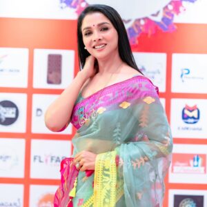 Runa Khan Instagram - @her.etrade এর এক্সজিবিশন এ সকল উদ্যোক্তারা সেদিন একটু অবাকই হয়েছিলেন, কি করে ৫ ঘন্টা হেঁটে,৫১ টা স্টলের প্রতিটিতে আমি যেতে পারলাম এবং সবার সাথে সময় কাটাতে পারলাম..

আর আমি ভীষণ অবাক হয়ে মনে-মনে ভাবছিলাম আপনারা কি করে সকল রকম প্রতিকুলতা পার হয়ে, দেশের বিভিন্ন জায়গা থেকে এসে, টানা তিন দিন ৩০-৩৬ ঘন্টা দাঁড়িয়ে থেকে হাসিমুখে নিজেদের তৈরি শিল্পকে সকলের সামনে এত সুন্দর করে উপস্থাপন করে যাচ্ছেন..!

আপনারা যদি ভেবে থাকেন, আমি আপনাদের উৎসাহ দিতে গিয়েছিলাম.. সেটি ভুল !

আমি মূলত আপনাদের সকলের কাছ থেকে নিজের কাজের প্রতি ভালোবাসা,উৎসাহ,কর্মউদ্দীপনা,জীবনীশক্তি ধার করতে গিয়েছিলাম..!!

আপনাদের দেখে সকল নারী শ্রম দিয়ে,স্বপ্ন দেখে,স্বপ্ন পূরণ করার পথে হাঁটুক..

আমার প্রাণঢালা ভালোবাসা-শ্রদ্ধা-শুভকামনা আপনাদের জন্য..

সকল নারীর স্বপ্ন পূরণ হোক ❤️

বিশেষ ধন্যবাদ ফেরদৌসি রিতা & Waresa Khanam Prity 
এত ভালোবেসে,এত আদর দিয়ে এমন সুন্দর একটা অভিজ্ঞতা আমাকে উপহার দেবার জন্য 😇

জামদানী- @tabeebaalam by Ayesha Siddika Tumpa
প্রিয় রিক্সা গহনা - @mollika_official by Oliva Biswas
মেকআপ- @signature.look.by.samia by Samia Rahman Khan