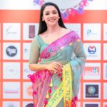 Runa Khan Instagram – @her.etrade এর এক্সজিবিশন এ সকল উদ্যোক্তারা সেদিন একটু অবাকই হয়েছিলেন, কি করে ৫ ঘন্টা হেঁটে,৫১ টা স্টলের প্রতিটিতে আমি যেতে পারলাম এবং সবার সাথে সময় কাটাতে পারলাম..

আর আমি ভীষণ অবাক হয়ে মনে-মনে ভাবছিলাম আপনারা কি করে সকল রকম প্রতিকুলতা পার হয়ে, দেশের বিভিন্ন জায়গা থেকে এসে, টানা তিন দিন ৩০-৩৬ ঘন্টা দাঁড়িয়ে থেকে হাসিমুখে নিজেদের তৈরি শিল্পকে সকলের সামনে এত সুন্দর করে উপস্থাপন করে যাচ্ছেন..!

আপনারা যদি ভেবে থাকেন, আমি আপনাদের উৎসাহ দিতে গিয়েছিলাম.. সেটি ভুল !

আমি মূলত আপনাদের সকলের কাছ থেকে নিজের কাজের প্রতি ভালোবাসা,উৎসাহ,কর্মউদ্দীপনা,জীবনীশক্তি ধার করতে গিয়েছিলাম..!!

আপনাদের দেখে সকল নারী শ্রম দিয়ে,স্বপ্ন দেখে,স্বপ্ন পূরণ করার পথে হাঁটুক..

আমার প্রাণঢালা ভালোবাসা-শ্রদ্ধা-শুভকামনা আপনাদের জন্য..

সকল নারীর স্বপ্ন পূরণ হোক ❤️

বিশেষ ধন্যবাদ ফেরদৌসি রিতা & Waresa Khanam Prity 
এত ভালোবেসে,এত আদর দিয়ে এমন সুন্দর একটা অভিজ্ঞতা আমাকে উপহার দেবার জন্য 😇

জামদানী- @tabeebaalam by Ayesha Siddika Tumpa
প্রিয় রিক্সা গহনা – @mollika_official by Oliva Biswas
মেকআপ- @signature.look.by.samia by Samia Rahman Khan