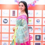 Runa Khan Instagram – @her.etrade এর এক্সজিবিশন এ সকল উদ্যোক্তারা সেদিন একটু অবাকই হয়েছিলেন, কি করে ৫ ঘন্টা হেঁটে,৫১ টা স্টলের প্রতিটিতে আমি যেতে পারলাম এবং সবার সাথে সময় কাটাতে পারলাম..

আর আমি ভীষণ অবাক হয়ে মনে-মনে ভাবছিলাম আপনারা কি করে সকল রকম প্রতিকুলতা পার হয়ে, দেশের বিভিন্ন জায়গা থেকে এসে, টানা তিন দিন ৩০-৩৬ ঘন্টা দাঁড়িয়ে থেকে হাসিমুখে নিজেদের তৈরি শিল্পকে সকলের সামনে এত সুন্দর করে উপস্থাপন করে যাচ্ছেন..!

আপনারা যদি ভেবে থাকেন, আমি আপনাদের উৎসাহ দিতে গিয়েছিলাম.. সেটি ভুল !

আমি মূলত আপনাদের সকলের কাছ থেকে নিজের কাজের প্রতি ভালোবাসা,উৎসাহ,কর্মউদ্দীপনা,জীবনীশক্তি ধার করতে গিয়েছিলাম..!!

আপনাদের দেখে সকল নারী শ্রম দিয়ে,স্বপ্ন দেখে,স্বপ্ন পূরণ করার পথে হাঁটুক..

আমার প্রাণঢালা ভালোবাসা-শ্রদ্ধা-শুভকামনা আপনাদের জন্য..

সকল নারীর স্বপ্ন পূরণ হোক ❤️

বিশেষ ধন্যবাদ ফেরদৌসি রিতা & Waresa Khanam Prity 
এত ভালোবেসে,এত আদর দিয়ে এমন সুন্দর একটা অভিজ্ঞতা আমাকে উপহার দেবার জন্য 😇

জামদানী- @tabeebaalam by Ayesha Siddika Tumpa
প্রিয় রিক্সা গহনা – @mollika_official by Oliva Biswas
মেকআপ- @signature.look.by.samia by Samia Rahman Khan