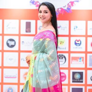 Runa Khan Instagram - @her.etrade এর এক্সজিবিশন এ সকল উদ্যোক্তারা সেদিন একটু অবাকই হয়েছিলেন, কি করে ৫ ঘন্টা হেঁটে,৫১ টা স্টলের প্রতিটিতে আমি যেতে পারলাম এবং সবার সাথে সময় কাটাতে পারলাম..

আর আমি ভীষণ অবাক হয়ে মনে-মনে ভাবছিলাম আপনারা কি করে সকল রকম প্রতিকুলতা পার হয়ে, দেশের বিভিন্ন জায়গা থেকে এসে, টানা তিন দিন ৩০-৩৬ ঘন্টা দাঁড়িয়ে থেকে হাসিমুখে নিজেদের তৈরি শিল্পকে সকলের সামনে এত সুন্দর করে উপস্থাপন করে যাচ্ছেন..!

আপনারা যদি ভেবে থাকেন, আমি আপনাদের উৎসাহ দিতে গিয়েছিলাম.. সেটি ভুল !

আমি মূলত আপনাদের সকলের কাছ থেকে নিজের কাজের প্রতি ভালোবাসা,উৎসাহ,কর্মউদ্দীপনা,জীবনীশক্তি ধার করতে গিয়েছিলাম..!!

আপনাদের দেখে সকল নারী শ্রম দিয়ে,স্বপ্ন দেখে,স্বপ্ন পূরণ করার পথে হাঁটুক..

আমার প্রাণঢালা ভালোবাসা-শ্রদ্ধা-শুভকামনা আপনাদের জন্য..

সকল নারীর স্বপ্ন পূরণ হোক ❤️

বিশেষ ধন্যবাদ ফেরদৌসি রিতা & Waresa Khanam Prity 
এত ভালোবেসে,এত আদর দিয়ে এমন সুন্দর একটা অভিজ্ঞতা আমাকে উপহার দেবার জন্য 😇

জামদানী- @tabeebaalam by Ayesha Siddika Tumpa
প্রিয় রিক্সা গহনা - @mollika_official by Oliva Biswas
মেকআপ- @signature.look.by.samia by Samia Rahman Khan