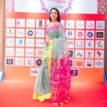 Runa Khan Instagram – @her.etrade এর এক্সজিবিশন এ সকল উদ্যোক্তারা সেদিন একটু অবাকই হয়েছিলেন, কি করে ৫ ঘন্টা হেঁটে,৫১ টা স্টলের প্রতিটিতে আমি যেতে পারলাম এবং সবার সাথে সময় কাটাতে পারলাম..

আর আমি ভীষণ অবাক হয়ে মনে-মনে ভাবছিলাম আপনারা কি করে সকল রকম প্রতিকুলতা পার হয়ে, দেশের বিভিন্ন জায়গা থেকে এসে, টানা তিন দিন ৩০-৩৬ ঘন্টা দাঁড়িয়ে থেকে হাসিমুখে নিজেদের তৈরি শিল্পকে সকলের সামনে এত সুন্দর করে উপস্থাপন করে যাচ্ছেন..!

আপনারা যদি ভেবে থাকেন, আমি আপনাদের উৎসাহ দিতে গিয়েছিলাম.. সেটি ভুল !

আমি মূলত আপনাদের সকলের কাছ থেকে নিজের কাজের প্রতি ভালোবাসা,উৎসাহ,কর্মউদ্দীপনা,জীবনীশক্তি ধার করতে গিয়েছিলাম..!!

আপনাদের দেখে সকল নারী শ্রম দিয়ে,স্বপ্ন দেখে,স্বপ্ন পূরণ করার পথে হাঁটুক..

আমার প্রাণঢালা ভালোবাসা-শ্রদ্ধা-শুভকামনা আপনাদের জন্য..

সকল নারীর স্বপ্ন পূরণ হোক ❤️

বিশেষ ধন্যবাদ ফেরদৌসি রিতা & Waresa Khanam Prity 
এত ভালোবেসে,এত আদর দিয়ে এমন সুন্দর একটা অভিজ্ঞতা আমাকে উপহার দেবার জন্য 😇

জামদানী- @tabeebaalam by Ayesha Siddika Tumpa
প্রিয় রিক্সা গহনা – @mollika_official by Oliva Biswas
মেকআপ- @signature.look.by.samia by Samia Rahman Khan
