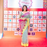 Runa Khan Instagram – @her.etrade এর এক্সজিবিশন এ সকল উদ্যোক্তারা সেদিন একটু অবাকই হয়েছিলেন, কি করে ৫ ঘন্টা হেঁটে,৫১ টা স্টলের প্রতিটিতে আমি যেতে পারলাম এবং সবার সাথে সময় কাটাতে পারলাম..

আর আমি ভীষণ অবাক হয়ে মনে-মনে ভাবছিলাম আপনারা কি করে সকল রকম প্রতিকুলতা পার হয়ে, দেশের বিভিন্ন জায়গা থেকে এসে, টানা তিন দিন ৩০-৩৬ ঘন্টা দাঁড়িয়ে থেকে হাসিমুখে নিজেদের তৈরি শিল্পকে সকলের সামনে এত সুন্দর করে উপস্থাপন করে যাচ্ছেন..!

আপনারা যদি ভেবে থাকেন, আমি আপনাদের উৎসাহ দিতে গিয়েছিলাম.. সেটি ভুল !

আমি মূলত আপনাদের সকলের কাছ থেকে নিজের কাজের প্রতি ভালোবাসা,উৎসাহ,কর্মউদ্দীপনা,জীবনীশক্তি ধার করতে গিয়েছিলাম..!!

আপনাদের দেখে সকল নারী শ্রম দিয়ে,স্বপ্ন দেখে,স্বপ্ন পূরণ করার পথে হাঁটুক..

আমার প্রাণঢালা ভালোবাসা-শ্রদ্ধা-শুভকামনা আপনাদের জন্য..

সকল নারীর স্বপ্ন পূরণ হোক ❤️

বিশেষ ধন্যবাদ ফেরদৌসি রিতা & Waresa Khanam Prity 
এত ভালোবেসে,এত আদর দিয়ে এমন সুন্দর একটা অভিজ্ঞতা আমাকে উপহার দেবার জন্য 😇

জামদানী- @tabeebaalam by Ayesha Siddika Tumpa
প্রিয় রিক্সা গহনা – @mollika_official by Oliva Biswas
মেকআপ- @signature.look.by.samia by Samia Rahman Khan