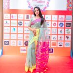Runa Khan Instagram – @her.etrade এর এক্সজিবিশন এ সকল উদ্যোক্তারা সেদিন একটু অবাকই হয়েছিলেন, কি করে ৫ ঘন্টা হেঁটে,৫১ টা স্টলের প্রতিটিতে আমি যেতে পারলাম এবং সবার সাথে সময় কাটাতে পারলাম..

আর আমি ভীষণ অবাক হয়ে মনে-মনে ভাবছিলাম আপনারা কি করে সকল রকম প্রতিকুলতা পার হয়ে, দেশের বিভিন্ন জায়গা থেকে এসে, টানা তিন দিন ৩০-৩৬ ঘন্টা দাঁড়িয়ে থেকে হাসিমুখে নিজেদের তৈরি শিল্পকে সকলের সামনে এত সুন্দর করে উপস্থাপন করে যাচ্ছেন..!

আপনারা যদি ভেবে থাকেন, আমি আপনাদের উৎসাহ দিতে গিয়েছিলাম.. সেটি ভুল !

আমি মূলত আপনাদের সকলের কাছ থেকে নিজের কাজের প্রতি ভালোবাসা,উৎসাহ,কর্মউদ্দীপনা,জীবনীশক্তি ধার করতে গিয়েছিলাম..!!

আপনাদের দেখে সকল নারী শ্রম দিয়ে,স্বপ্ন দেখে,স্বপ্ন পূরণ করার পথে হাঁটুক..

আমার প্রাণঢালা ভালোবাসা-শ্রদ্ধা-শুভকামনা আপনাদের জন্য..

সকল নারীর স্বপ্ন পূরণ হোক ❤️

বিশেষ ধন্যবাদ ফেরদৌসি রিতা & Waresa Khanam Prity 
এত ভালোবেসে,এত আদর দিয়ে এমন সুন্দর একটা অভিজ্ঞতা আমাকে উপহার দেবার জন্য 😇

জামদানী- @tabeebaalam by Ayesha Siddika Tumpa
প্রিয় রিক্সা গহনা – @mollika_official by Oliva Biswas
মেকআপ- @signature.look.by.samia by Samia Rahman Khan