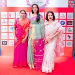 Runa Khan Instagram – @her.etrade এর এক্সজিবিশন এ সকল উদ্যোক্তারা সেদিন একটু অবাকই হয়েছিলেন, কি করে ৫ ঘন্টা হেঁটে,৫১ টা স্টলের প্রতিটিতে আমি যেতে পারলাম এবং সবার সাথে সময় কাটাতে পারলাম..

আর আমি ভীষণ অবাক হয়ে মনে-মনে ভাবছিলাম আপনারা কি করে সকল রকম প্রতিকুলতা পার হয়ে, দেশের বিভিন্ন জায়গা থেকে এসে, টানা তিন দিন ৩০-৩৬ ঘন্টা দাঁড়িয়ে থেকে হাসিমুখে নিজেদের তৈরি শিল্পকে সকলের সামনে এত সুন্দর করে উপস্থাপন করে যাচ্ছেন..!

আপনারা যদি ভেবে থাকেন, আমি আপনাদের উৎসাহ দিতে গিয়েছিলাম.. সেটি ভুল !

আমি মূলত আপনাদের সকলের কাছ থেকে নিজের কাজের প্রতি ভালোবাসা,উৎসাহ,কর্মউদ্দীপনা,জীবনীশক্তি ধার করতে গিয়েছিলাম..!!

আপনাদের দেখে সকল নারী শ্রম দিয়ে,স্বপ্ন দেখে,স্বপ্ন পূরণ করার পথে হাঁটুক..

আমার প্রাণঢালা ভালোবাসা-শ্রদ্ধা-শুভকামনা আপনাদের জন্য..

সকল নারীর স্বপ্ন পূরণ হোক ❤️

বিশেষ ধন্যবাদ ফেরদৌসি রিতা & Waresa Khanam Prity 
এত ভালোবেসে,এত আদর দিয়ে এমন সুন্দর একটা অভিজ্ঞতা আমাকে উপহার দেবার জন্য 😇

জামদানী- @tabeebaalam by Ayesha Siddika Tumpa
প্রিয় রিক্সা গহনা – @mollika_official by Oliva Biswas
মেকআপ- @signature.look.by.samia by Samia Rahman Khan