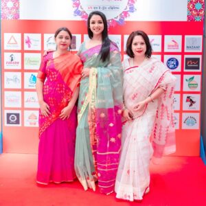 Runa Khan Instagram - @her.etrade এর এক্সজিবিশন এ সকল উদ্যোক্তারা সেদিন একটু অবাকই হয়েছিলেন, কি করে ৫ ঘন্টা হেঁটে,৫১ টা স্টলের প্রতিটিতে আমি যেতে পারলাম এবং সবার সাথে সময় কাটাতে পারলাম..

আর আমি ভীষণ অবাক হয়ে মনে-মনে ভাবছিলাম আপনারা কি করে সকল রকম প্রতিকুলতা পার হয়ে, দেশের বিভিন্ন জায়গা থেকে এসে, টানা তিন দিন ৩০-৩৬ ঘন্টা দাঁড়িয়ে থেকে হাসিমুখে নিজেদের তৈরি শিল্পকে সকলের সামনে এত সুন্দর করে উপস্থাপন করে যাচ্ছেন..!

আপনারা যদি ভেবে থাকেন, আমি আপনাদের উৎসাহ দিতে গিয়েছিলাম.. সেটি ভুল !

আমি মূলত আপনাদের সকলের কাছ থেকে নিজের কাজের প্রতি ভালোবাসা,উৎসাহ,কর্মউদ্দীপনা,জীবনীশক্তি ধার করতে গিয়েছিলাম..!!

আপনাদের দেখে সকল নারী শ্রম দিয়ে,স্বপ্ন দেখে,স্বপ্ন পূরণ করার পথে হাঁটুক..

আমার প্রাণঢালা ভালোবাসা-শ্রদ্ধা-শুভকামনা আপনাদের জন্য..

সকল নারীর স্বপ্ন পূরণ হোক ❤️

বিশেষ ধন্যবাদ ফেরদৌসি রিতা & Waresa Khanam Prity 
এত ভালোবেসে,এত আদর দিয়ে এমন সুন্দর একটা অভিজ্ঞতা আমাকে উপহার দেবার জন্য 😇

জামদানী- @tabeebaalam by Ayesha Siddika Tumpa
প্রিয় রিক্সা গহনা - @mollika_official by Oliva Biswas
মেকআপ- @signature.look.by.samia by Samia Rahman Khan