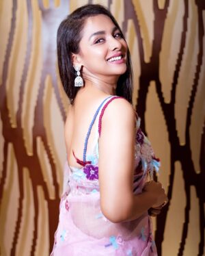 Runa Khan Instagram - 🌸🌸🌸
#runakhan

@dustcoat_blouz 
@taqwausa