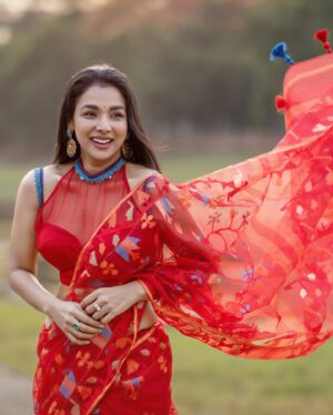 Runa Khan Instagram - কৃষ্ণচূড়ার বনে বনে আগুন লেগেছে.. ❤️

#runakhan

জামদানী - @taqwausa 
ব্লাউজ- @dustcoat_blouz 

Shoot Coordinator- @almasidrono 
📸- @noorphoto69