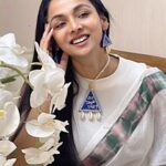 Runa Khan Instagram - “এত প্রশ্ন কেনো ?” গহনা @chondroshekhor.20 শাড়ী - @jenet 📸- @mruba_2023 #runakhan