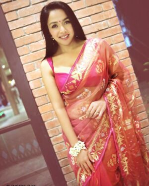 Runa Khan Instagram - 🧡🧡🧡

জামদানী- @taqwausa 
ব্লাউজ- @dustcoat_blouz 

#runakhan