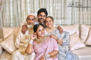Runa Khan Instagram - ১২ বছর...

যে স্নেহ,যত্ন,ভালোবাসা,গুরুত্ব,সম্মান,আদর আমার প্রতি তুমি দেখিয়েছো এই বারো বছরে কখনো কখনো মনে হয়েছে আমার মা-বাবা’ও এভাবে আমার প্রতি অনুভুতির প্রকাশটা দেখাতে পারেনি.. 
যদিও আমি আমার বাবা-মার অতীব আদরের একমাত্র মেয়ে..😊

এবং আমি নিশ্চিত যে পরিমান মমতা ও দরদ নিয়ে তুমি আমার পিছে-পিছে ঘুরতে থাকো আমার একমাত্র সন্তানও কখনো এমন মমতা আর দরদে আমাকে আগলে রাখতে পারবে না..

জাগতিক আমার প্রায় সকল শখ-আহ্লাদ-চাওয়াই তুমি পূর্ণ করে ফেলেছো, তেমন কিছুই আর চাইবার নেই..
শুধু সুস্থ থাকো..আমার আর মেয়ের সাথে অনেক অনেক বছর বেঁচে থাকো..
ব্যাস এটুকুই চাওয়া..

শুভ কাগজ-কলম দিবস আমার EW ❤️

(বি.দ্র- এর মানে এই নয় যে,আমরা ঝগড়া-ঝাটি, রাগা-রাগি করে প্লেট-গ্লাস ভাঙি নাই কখনো..
প্লেট-গ্লাস ভাংচুর অতীতেও চলেছে ভবিষ্যতেও চলবে ইনশাআল্লাহ ..😏)