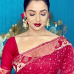 Runa Khan Instagram - লালও কিন্তু আমার প্রিয়..😊 লাল জামদানী,লাল বিন্দুটিপ,খোঁপায় লাল গোলাপ..🌹 💄- @signature.look.by.samia #runakhan