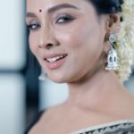 Runa Khan Instagram - #রেড_কার্পেট #bifaawards জামদানী - @barohatherkunjo Mua- @makeoverfinesse by @farhanachaity_official 📸- @arafatsarkarofficial