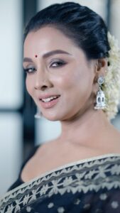Runa Khan Instagram - #রেড_কার্পেট #bifaawards জামদানী - @barohatherkunjo Mua- @makeoverfinesse by @farhanachaity_official 📸- @arafatsarkarofficial