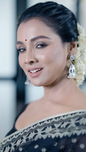 Runa Khan Instagram - #রেড_কার্পেট
#bifaawards 

জামদানী - @barohatherkunjo 
Mua- @makeoverfinesse by @farhanachaity_official 
📸- @arafatsarkarofficial