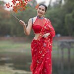 Runa Khan Instagram - কৃষ্ণচূড়ার বনে বনে আগুন লেগেছে.. ❤️ #runakhan জামদানী - @taqwausa ব্লাউজ- @dustcoat_blouz Shoot Coordinator- @almasidrono 📸- @noorphoto69