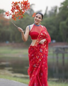 Runa Khan Instagram - কৃষ্ণচূড়ার বনে বনে আগুন লেগেছে.. ❤️ #runakhan জামদানী - @taqwausa ব্লাউজ- @dustcoat_blouz Shoot Coordinator- @almasidrono 📸- @noorphoto69