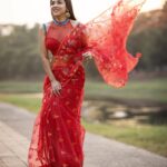 Runa Khan Instagram - কৃষ্ণচূড়ার বনে বনে আগুন লেগেছে.. ❤️ #runakhan জামদানী - @taqwausa ব্লাউজ- @dustcoat_blouz Shoot Coordinator- @almasidrono 📸- @noorphoto69
