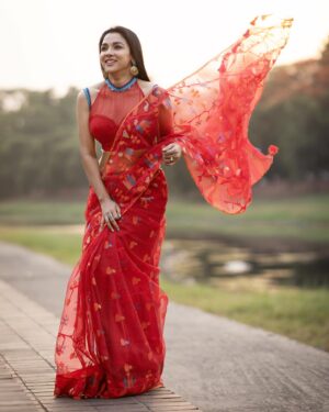 Runa Khan Instagram - কৃষ্ণচূড়ার বনে বনে আগুন লেগেছে.. ❤️

#runakhan

জামদানী - @taqwausa 
ব্লাউজ- @dustcoat_blouz 

Shoot Coordinator- @almasidrono 
📸- @noorphoto69