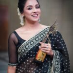 Runa Khan Instagram - #কালো_জামদানী #সাদা_রজনীগন্ধা #লাল_কার্পেট MUA- @makeoverfinesse জামদানী - @barohatherkunjo 📸- @chayaronno