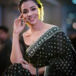 Runa Khan Instagram - #কালো_জামদানী #সাদা_রজনীগন্ধা #লাল_কার্পেট MUA- @makeoverfinesse জামদানী - @barohatherkunjo 📸- @chayaronno