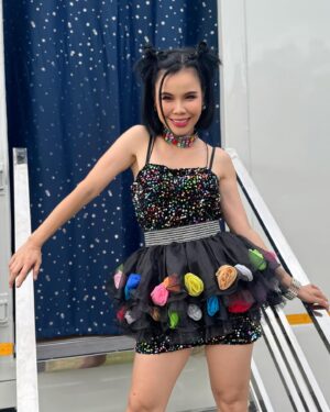 Rungrawan Tonahongsa Instagram - ความสดใสมีเยอะ ความเลอะเทอะก็มีไม่น้อย😂😂 

ชุด @patbanpom_1 
ผม หน้า ตากล้อง😆@jum_hair_makeup