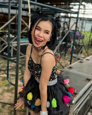 Rungrawan Tonahongsa Instagram - ความสดใสมีเยอะ ความเลอะเทอะก็มีไม่น้อย😂😂 

ชุด @patbanpom_1 
ผม หน้า ตากล้อง😆@jum_hair_makeup