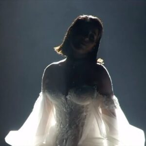 Ruth Lorenzo Instagram - Ya está disponible en todas las plataformas mi nueva versión de “Dancing In The Rain” para celebrar estos 10 años desde ese precioso viaje que fue #Eurovision. 

Gracias por estar siempre, os amo! 💙🧜🏽‍♀️

Y también un gracias enorme a todo el equipo que hizo posible la producción de esta nueva versión de DITR tan especial.

@rauldilara @david_lozano_artiste @nando.w.w @ric_ruiz_ @sergydrums @manueltomasokell 

#DITR10years #newmusic #anniversary #10years