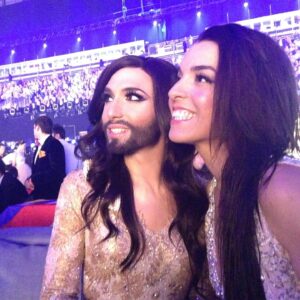 Ruth Lorenzo Instagram - Me estáis haciendo viajar en el tiempo. Todo este cariño tan increíble que estoy recibiendo en esta preciosa aventura que es el @benidormfest_rtve me ha hecho recordar lo bello que fue el camino de “Dancing In The Rain” a @eurovision.

La nostalgia ha hecho que esta mañana revisara todos esos momentos vividos y he querido compartir con vosotros algunos de ellos. 

1️⃣ En el Set de “Dancing In The Rain”
2️⃣ Making of de “DITR”
3️⃣ La habitación de hotel que fue hogar durante meses
4️⃣ Grabando voces 
5️⃣ Siempre quise ser sirena
6️⃣ Uno de nuestros últimos directos previos a la actuación 
7️⃣ y 8️⃣ Mis dos Conchitas ❤️‍🩹
9️⃣ Y lo sabes…
🔟 Con José María Iñigo ✨

Me encantaría leer lo que significó ese año en #Eurovision para vosotros. Os amo 💙🧜🏽‍♀️ #DITR10years