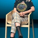 Ruth Lorenzo Instagram - Lo importante que es cómo nos hablamos, esa es la raiz de todos los problemas, tu conversación interna. “Desafíos” es un programa de @aprendemosjuntosbbva 2030 para conversar y pensar sobre los retos a los que se enfrentan los jóvenes en el presente. Me pasé por allí para plantear el debate vital sobre la importancia de nuestro diálogo interno. Hay que estar muy pendiente de cómo te hablas a ti y hablarte tú como le hablarías a la persona que más quieres en el mundo. 🩵 @croquetamente__ #saludmental #tca #tcarecovery #conversacioninterna #desafios