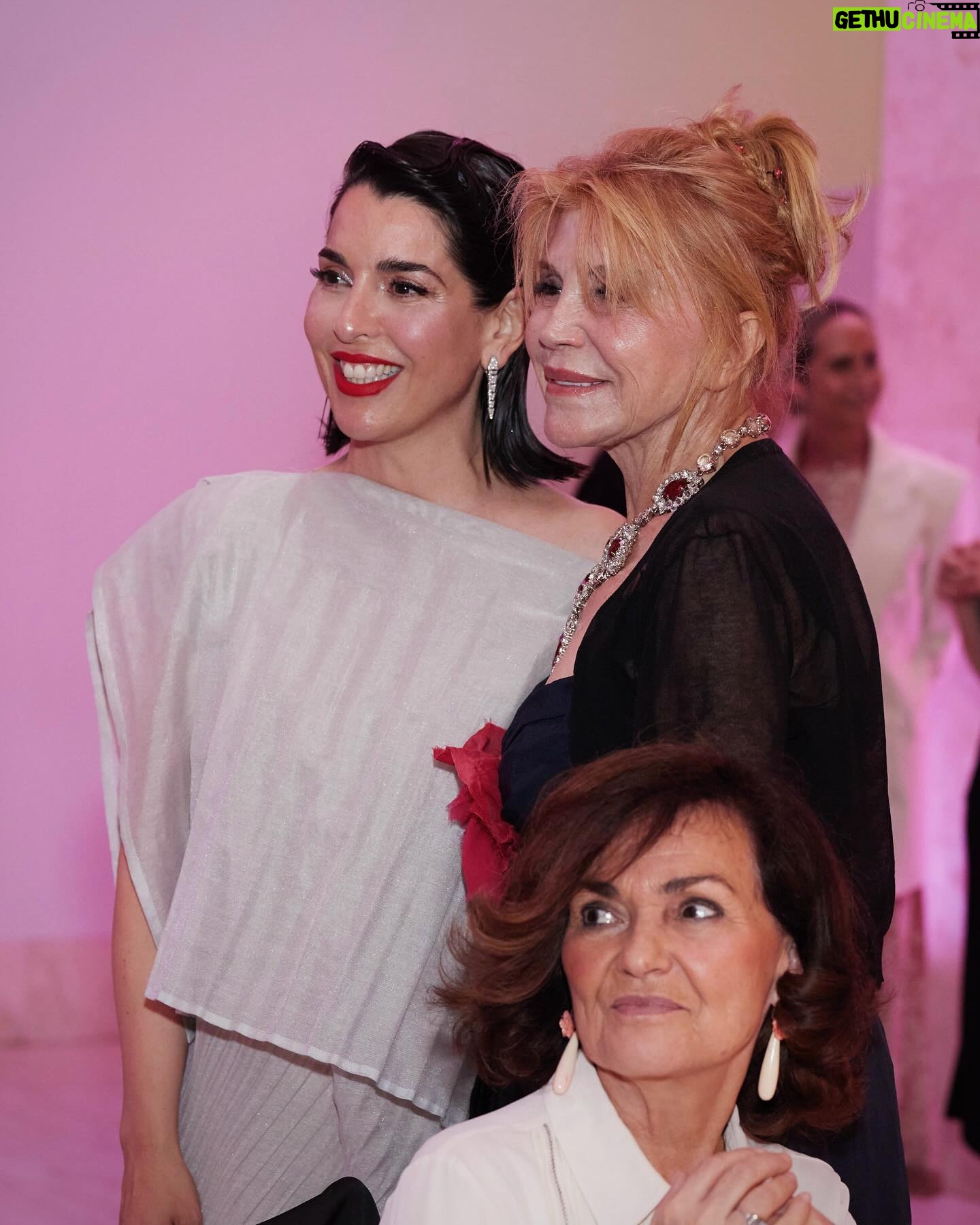 Ruth Lorenzo Instagram - Qué noche tan bella y tan especial abrazada por la magia del @museothyssen 🤍 Gracias @harpersbazaares por esta primera cita para celebrar la magnitud de la mujer en el mundo del arte🤍 #WomenInArt2024 💗✨ @rafapontessss Vestido @isseymiyakeofficial Bolso y joyas @bvlgari Zapatos @aquazzura Hair & makeup @pedrocedeno1