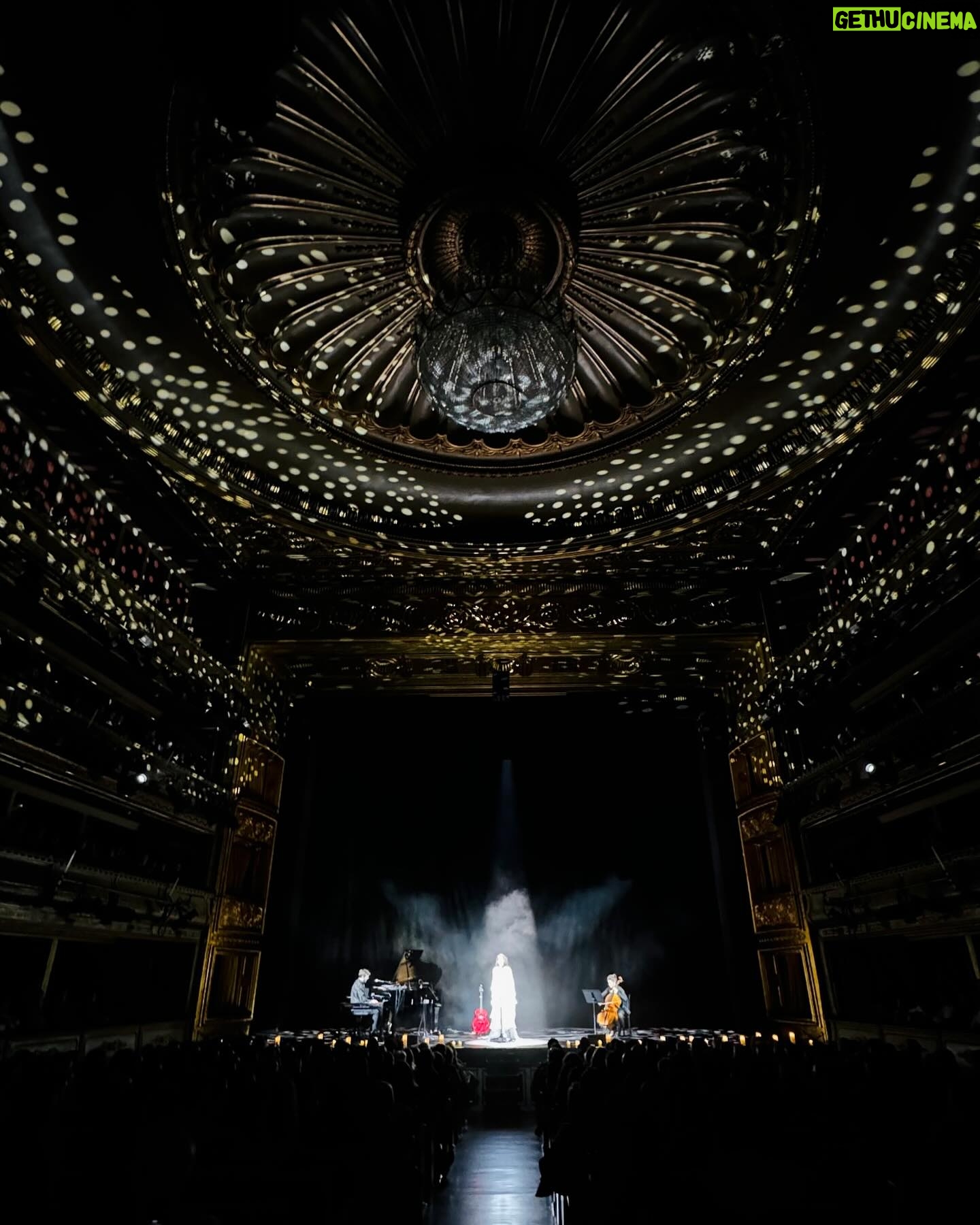 Ruth Lorenzo Instagram - Sigo en una nube después de todo lo que viví este sábado. Gracias por ese #soldout en @teatrodelazarzuela, gracias a todos los que estuvisteis allí conmigo para celebrar esa noche en blanco tan mágica en Madrid. GRACIAS por estar siempre ahí agarrando fuerte mi mano. Os amo ❤️✨ Créditos: Estilismo: @bibencia x @antoinella @raichel.varona MUAH: @saigucosmetics @lorealpro_educacion_es @tenagency x @jehosuavogele @manugarciia_mkp Estilismo @rocioplorente: @david__moss @alvaro.vilares Estilismo @ric_ruiz_: @jorgede.alvarez Fotografía: @diegphto