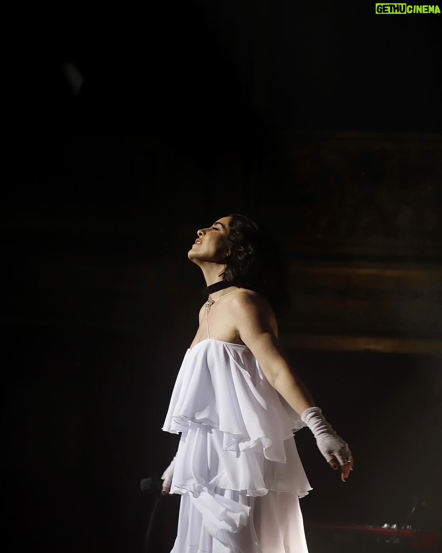 Ruth Lorenzo Instagram - Sigo en una nube después de todo lo que viví este sábado. Gracias por ese #soldout en @teatrodelazarzuela, gracias a todos los que estuvisteis allí conmigo para celebrar esa noche en blanco tan mágica en Madrid. GRACIAS por estar siempre ahí agarrando fuerte mi mano. Os amo ❤️✨ Créditos: Estilismo: @bibencia x @antoinella @raichel.varona MUAH: @saigucosmetics @lorealpro_educacion_es @tenagency x @jehosuavogele @manugarciia_mkp Estilismo @rocioplorente: @david__moss @alvaro.vilares Estilismo @ric_ruiz_: @jorgede.alvarez Fotografía: @diegphto