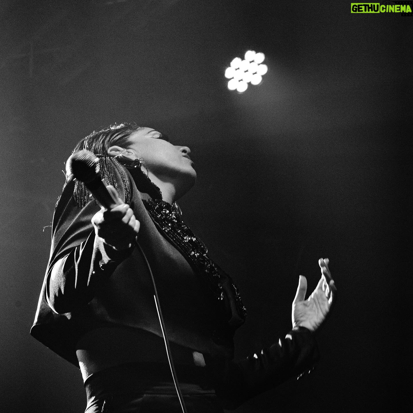 Ruth Lorenzo Instagram - Se acerca el concierto de Madrid en @teatrodelazarzuela y os prometo que va a ser súper especial. Pensando en el #setlist de ese concierto y en elegir los temas que logren que sea una noche única. Me he puesto a pensar en todas esas canciones que me han hecho amar la música como la amo y ser la artista que soy en el presente. Por eso, quiero compartir con vosotros por aquí algunas de ellas que siempre van conmigo allá donde vaya. ✨❤️ Os dejo además en historias una #playlist para el que quiera descubrir mucho más ❤️✨ 🩸”Love Song For A Vampire” - @officialannielennox 🎸”Daddy, Brother, Lover, Little Boy” - Mr. Big 👑”Who Wants To Live Forever” - @officialqueenmusic 🧠”I’d Do Anything For Love” - Meat Loaf 🌆”Hotel California” - @eagles ✨”Creep” - @radiohead