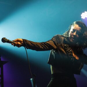 Ruth Lorenzo Instagram - ¡Qué viaje tan bonito e increíble el de ayer en @razzmatazzclubs! Aun sigo asimilando todo el cariño, la energía, el amor y la entrega que recibimos de todos vosotros. Gracias, gracias y gracias. Fue súper emocionante ver cómo “Reina” ya es completamente vuestra o cómo abrazásteis “Woman” en directo sabiendo lo importante que era para mí. Un auténtico sueño que repetiría una y otra vez sin pensarlo. Todos desplegamos nuestras alas, conectamos y fuimos un poquito más libres anoche. Os amo.

Mención especial a mi querido amigo @soyrayden al que quiero con locura. Gracias por agarrar mi mano con fuerza y vivir la música de esa forma tan bella.

Gracias también a mi banda por la entrega, el enorme trabajo y el cariño con el que han acogido esta era tan especial para mí que ha sido “La Reina”.

Y, por supuesto, gracias a todo mi equipo, a @manueldelavegaoficial por ese pedazo de estilismo y a cada una de esas personas que ha hecho posible esta celebración, @alhambraguitarras @fanaticguitars , @aliagabyaliaga  @idolyagency_official @segurosalarcos. Esto no acaba más que comenzar.

¡Seguimos! ✨🦂

RL

.

What a night yesterday! I’m still assimilating all the love and incredible energy. Thank you!!! It was super exciting to see how "Reina" is now completely yours and how you connected with "Woman". A real dream, we all spread our wings and felt a bit more free last night. I love you guys.