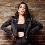 Ruth Lorenzo Instagram - ¡Qué viaje tan bonito e increíble el de ayer en @razzmatazzclubs! Aun sigo asimilando todo el cariño, la energía, el amor y la entrega que recibimos de todos vosotros. Gracias, gracias y gracias. Fue súper emocionante ver cómo “Reina” ya es completamente vuestra o cómo abrazásteis “Woman” en directo sabiendo lo importante que era para mí. Un auténtico sueño que repetiría una y otra vez sin pensarlo. Todos desplegamos nuestras alas, conectamos y fuimos un poquito más libres anoche. Os amo. Mención especial a mi querido amigo @soyrayden al que quiero con locura. Gracias por agarrar mi mano con fuerza y vivir la música de esa forma tan bella. Gracias también a mi banda por la entrega, el enorme trabajo y el cariño con el que han acogido esta era tan especial para mí que ha sido “La Reina”. Y, por supuesto, gracias a todo mi equipo, a @manueldelavegaoficial por ese pedazo de estilismo y a cada una de esas personas que ha hecho posible esta celebración, @alhambraguitarras @fanaticguitars , @aliagabyaliaga @idolyagency_official @segurosalarcos. Esto no acaba más que comenzar. ¡Seguimos! ✨🦂 RL . What a night yesterday! I’m still assimilating all the love and incredible energy. Thank you!!! It was super exciting to see how "Reina" is now completely yours and how you connected with "Woman". A real dream, we all spread our wings and felt a bit more free last night. I love you guys.