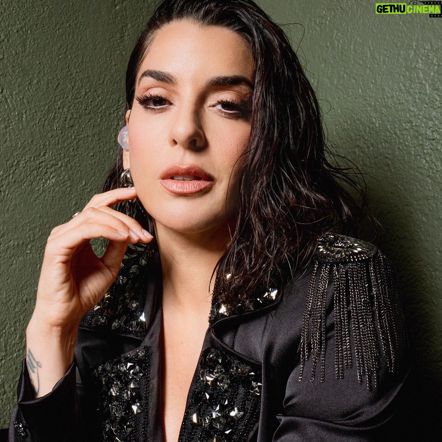 Ruth Lorenzo - 3.7K Likes - ¡Qué viaje tan bonito e increíble el de ayer en @razzmatazzclubs! Aun sigo asimilando todo el cariño, la energía, el amor y la entrega que recibimos de todos vosotros. Gracias, gracias y gracias. Fue súper emocionante ver cómo “Reina” ya es completamente vuestra o cómo abrazásteis “Woman” en directo sabiendo lo importante que era para mí. Un auténtico sueño que repetiría una y otra vez sin pensarlo. Todos desplegamos nuestras alas, conectamos y fuimos un poquito más libres anoche. Os amo.
Mención especial a mi querido amigo @soyrayden al que quiero con locura. Gracias por agarrar mi mano con fuerza y vivir la música de esa forma tan bella.
Gracias también a mi banda por la entrega, el enorme trabajo y el cariño con el que han acogido esta era tan especial para mí que ha sido “La Reina”.
Y, por supuesto, gracias a todo mi equipo, a @manueldelavegaoficial por ese pedazo de estilismo y a cada una de esas personas que ha hecho posible esta celebración, @alhambraguitarras @fanaticguitars , @aliagabyaliaga @idolyagency_official @segurosalarcos. Esto no acaba más que comenzar.
¡Seguimos! ✨🦂
RL
.
What a night yesterday! I’m still assimilating all the love and incredible energy. Thank you!!! It was super exciting to see how "Reina" is now completely yours and how you connected with "Woman". A real dream, we all spread our wings and felt a bit more free last night. I love you guys.