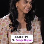 Rutuja Bagwe Instagram - अनन्या उर्फ बंड्या उर्फ @rutuja_bagwe Podcast वर आलेली आहे.... नक्की बघा हा पूर्ण एपिसोड.. Vizot Company या आमच्या YouTube चॅनल वर! 😊 . . . #EkdumSeriousPodcast #RutujaBagwe #MarathiPodcast #VizotCompany #NandaSaukhyaBhare #ananyaplay #LondonMisal #marathinatak #Marathicelebrities #Marathifilm