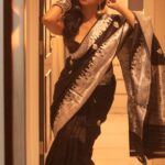Rutuja Bagwe Instagram – 🎵🎶🎵🎶🎵🎶🎵

saree @sootsparsh 
v.c @ashayrtulalwar 
MUA @riyapanchal.makeupartist 
jewellery @candies_collection 

#saree #blacksaree #sareelove #blackbeauty #rutujabagwe #réel #reelsinstagram #reelitfeelit #reel