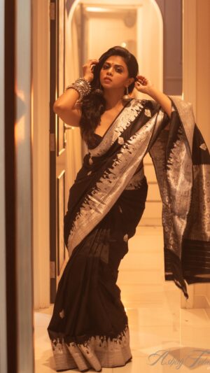 Rutuja Bagwe Instagram - 🎵🎶🎵🎶🎵🎶🎵

saree @sootsparsh 
v.c @ashayrtulalwar 
MUA @riyapanchal.makeupartist 
jewellery @candies_collection 

#saree #blacksaree #sareelove #blackbeauty #rutujabagwe #réel #reelsinstagram #reelitfeelit #reel