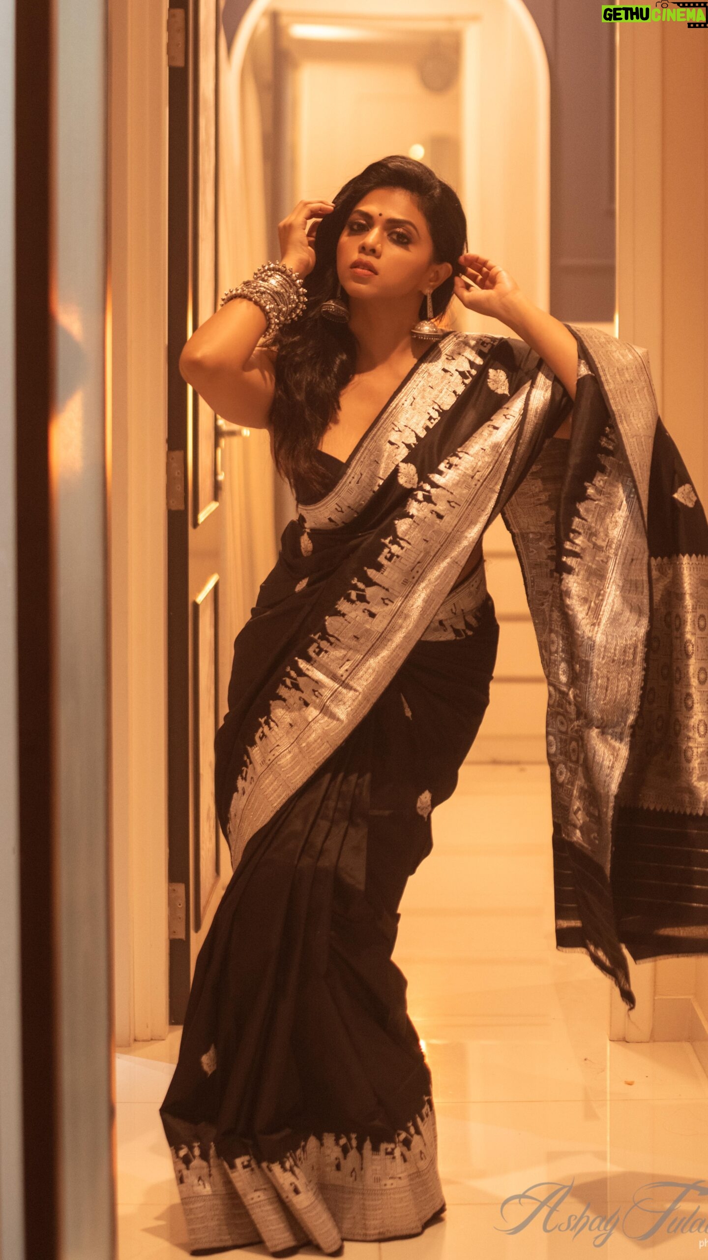 Rutuja Bagwe - 4.5K Likes - 🎵🎶🎵🎶🎵🎶🎵
saree @sootsparsh
v.c @ashayrtulalwar
MUA @riyapanchal.makeupartist
jewellery @candies_collection
#saree #blacksaree #sareelove #blackbeauty #rutujabagwe #réel #reelsinstagram #reelitfeelit #reel